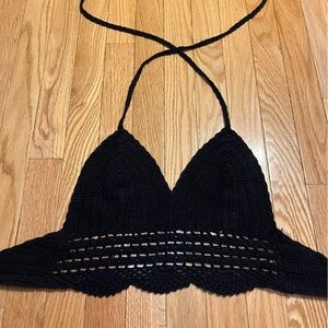 Black knit women’s cropped tank